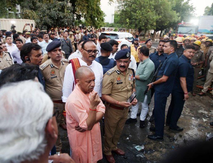लखनऊ अग्निकांड मामले में बिल्डिंग मालिक सहित 3 गिरफ्तार ,4 अधिकारी सस्पेंड