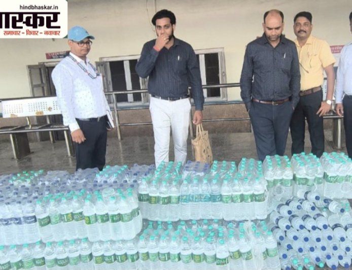 ट्रेन की पैंट्री कार से 680 बोतल अधोमानक पानी जब्त,अनधिकृत विक्रेता पर सख्त कार्रवाई
