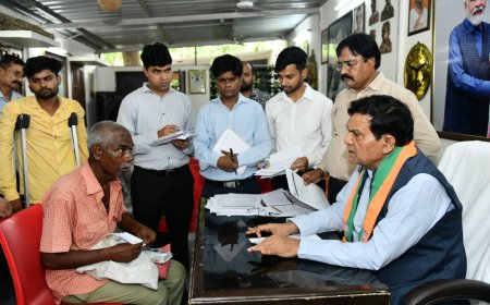 नगर विकास एवं ऊर्जा मंत्री  ए. के. शर्मा ने आवास पर की जनसुनवाई