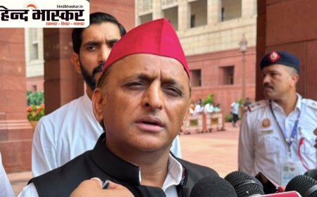 अखिलेश यादव का भाजपा पर हमला: 'अयोध्या में दानपात्र नहीं बचा पाए, युवाओं-किसानों का संकट नहीं रोकेंगे', संसद में सपा का प्रदर्शन