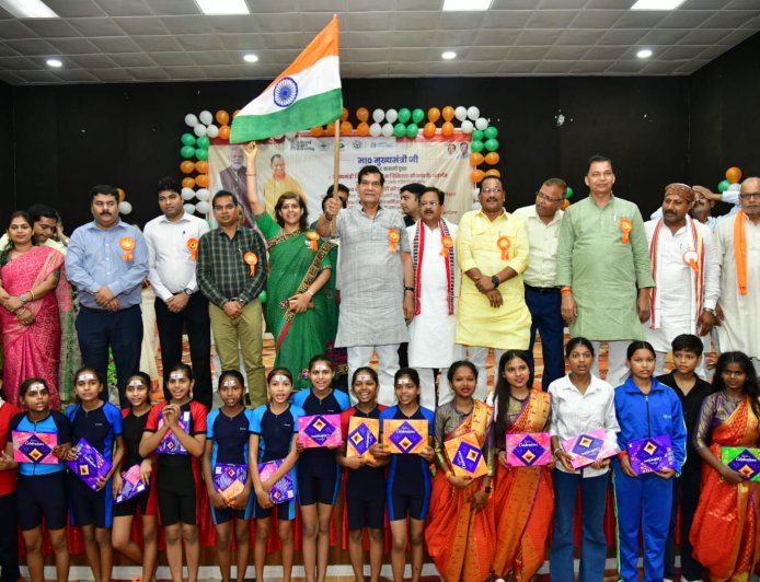 शिक्षकों के स्वास्थ्य सुरक्षा कवच का हुआ शुभारंभ मुख्यमंत्री शिक्षक कैशलेस चिकित्सा योजना से मिलेगा बड़ा लाभ