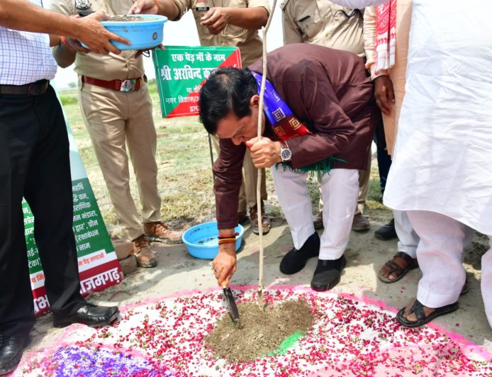 नगर विकास एवं ऊर्जा मंत्री  ए.के. शर्मा की मौजूदगी में आजमगढ़ में जनभागीदारी से बना 65 लाख पौधरोपण का नया कीर्तिमान
