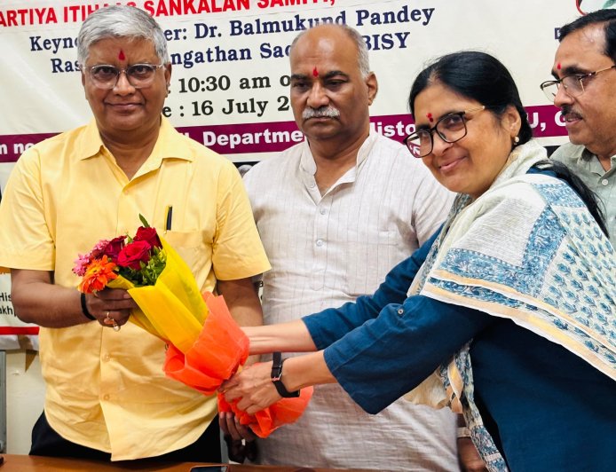 औपनिवेशिक शासन ने भारत के गौरवशाली अतीत को विकृत किया : डॉ. बालमुकुंद पांडेय