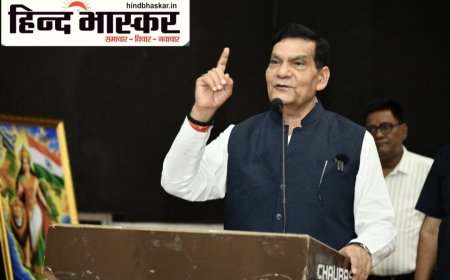 मऊ में मंत्री ए.के. शर्मा ने किया ध्वजारोहण, कहा- स्वतंत्रता सेनानियों के बलिदान से ही मिली आजादी की सांस