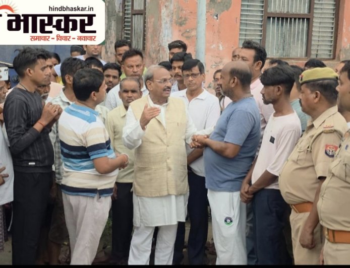 सिसवा के विवादित अमृत सरोवर में डूबे 3 किशोरों का अंतिम संस्कार, परिजनों ने EO और JE का नाम FIR में जोड़ने की मांग की