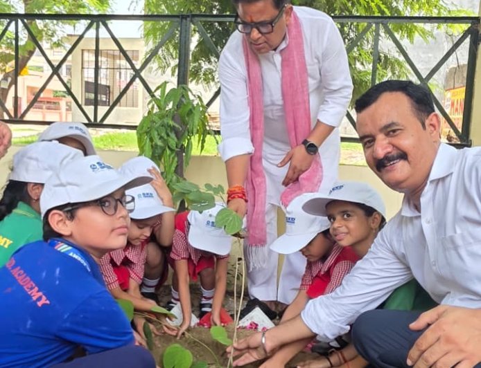 ‘एक पेड़ माँ के नाम’ अभियान: प्रकृति, संस्कृति और भविष्य को बचाने की पहल-  राजीव मिश्रा 							   क्षेत्रीय उपाध्यक्ष भाजपा अवध क्षेत्र,  उ0प्र0    		    संस्थापक ट्रस्टी      ममता चैरिटेबल ट्रस्ट