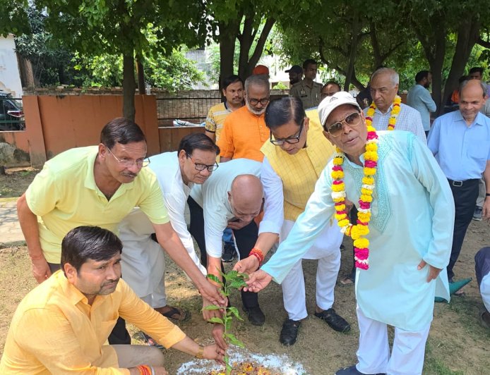 जैसे माँ देती है जीवन का आधार, वैसे ही पेड़ करते हैं सृष्टि का श्रृंगार - राजीव मिश्रा,