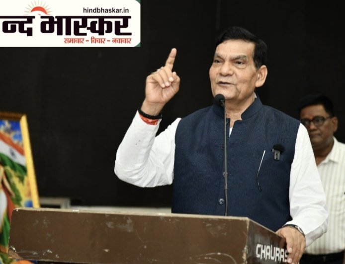 मऊ में मंत्री ए.के. शर्मा ने किया ध्वजारोहण, कहा- स्वतंत्रता सेनानियों के बलिदान से ही मिली आजादी की सांस