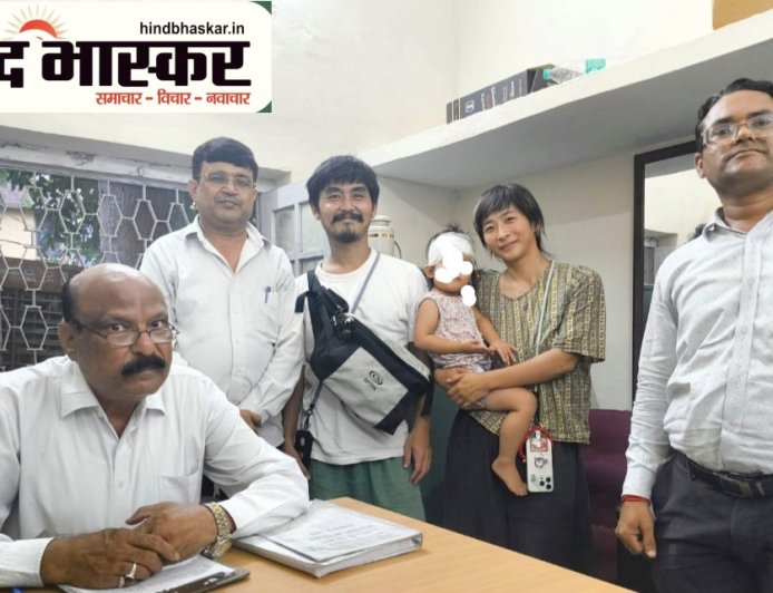 राप्तीसागर एक्सप्रेस में जापानी बच्ची बर्थ से गिरी, ऐशबाग में रेलवे डॉक्टरों ने किया तुरंत इलाज - जापानी यात्रियों ने जताया आभार