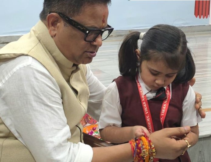 रक्षाबंधन से पहले ममता चैरिटेबल ट्रस्ट का भावुक आयोजन, जहां मलिन बस्तियों की बच्चियों ने राजीव मिश्रा को बांधी राखी