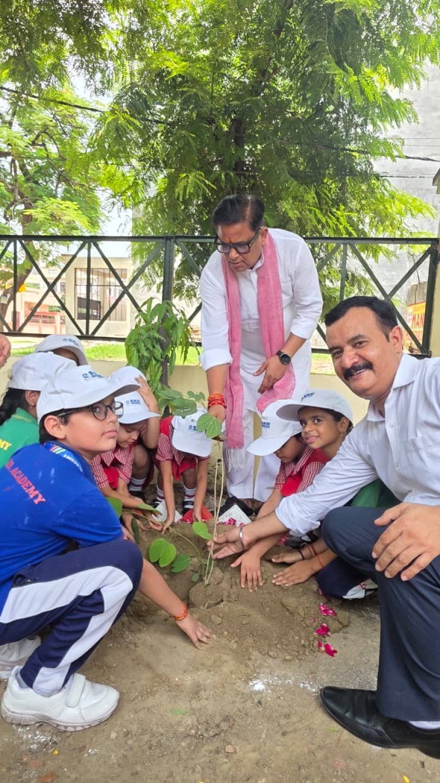 ‘एक पेड़ माँ के नाम’ अभियान: प्रकृति, संस्कृति और भविष्य को बचाने की पहल-  राजीव मिश्रा 							   क्षेत्रीय उपाध्यक्ष भाजपा अवध क्षेत्र,  उ0प्र0    		    संस्थापक ट्रस्टी      ममता चैरिटेबल ट्रस्ट