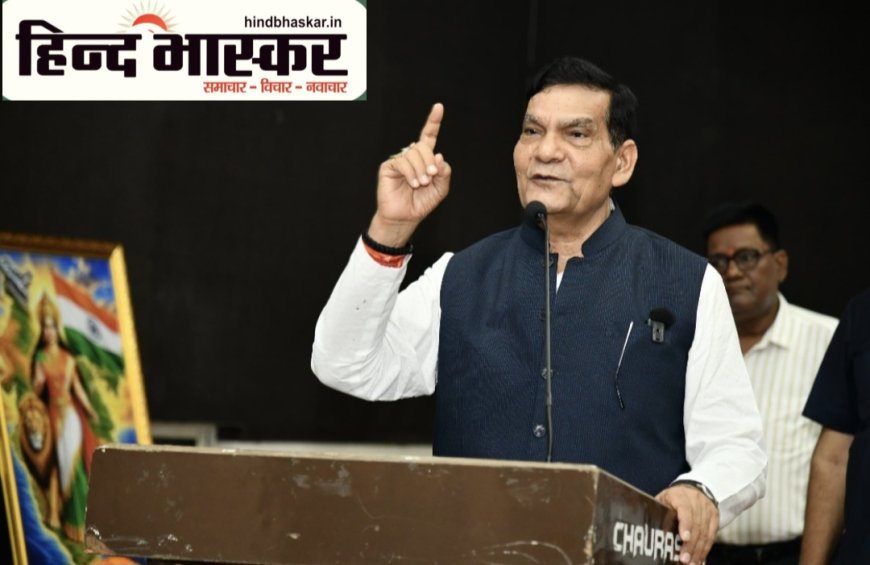 मऊ में मंत्री ए.के. शर्मा ने किया ध्वजारोहण, कहा- स्वतंत्रता सेनानियों के बलिदान से ही मिली आजादी की सांस