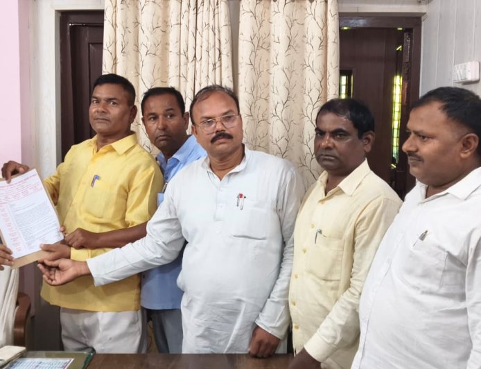 गोरखपुर में शिक्षामित्रों ने मुख्यमंत्री को संबोधित ज्ञापन BSA को सौंपा, 26 वर्षों की सेवा का हवाला देकर स्थायी समाधान की मांग