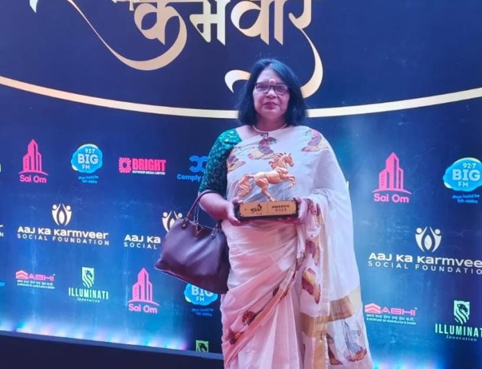 मुंबई में गोरखपुर की बेटी का सम्मान: सामाजिक सेवा के लिए पुष्पलता सिंह अम्मा को मिला कर्मवीर अवार्ड