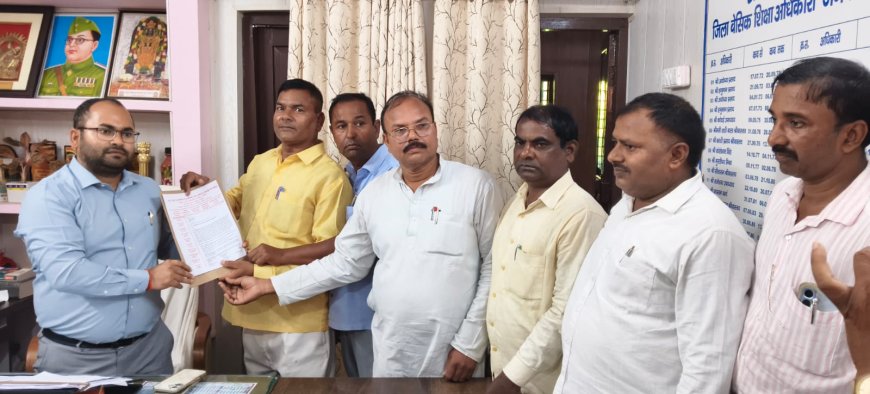 गोरखपुर में शिक्षामित्रों ने मुख्यमंत्री को संबोधित ज्ञापन BSA को सौंपा, 26 वर्षों की सेवा का हवाला देकर स्थायी समाधान की मांग